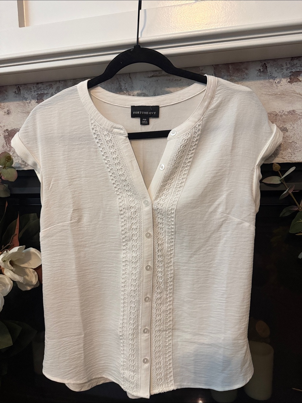 Fortune & Ivy White Cap Sleeve Button-Front Blouse